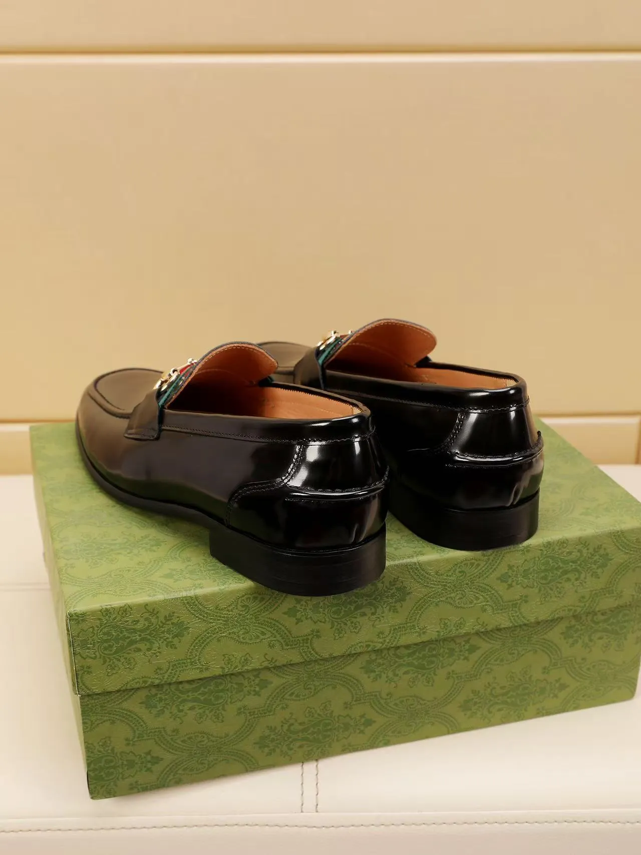 Men's men's shoes 💰440 🆘【GUCCI】Gucci ·🐂里· Hot-selling beanie shoes, top brand luxury, top quality, latest fashion beanie shoes.. The upper is made of original high mercerized smooth cow suede. (Full top-layer water-dyed 🐂 leather and lining). The original stylish and stylish soft rubber wear-resistant and non-slip outsole is light and comfortable on the foot, available in 2 colors! Matching code: 39-45 (38.46. Customized)